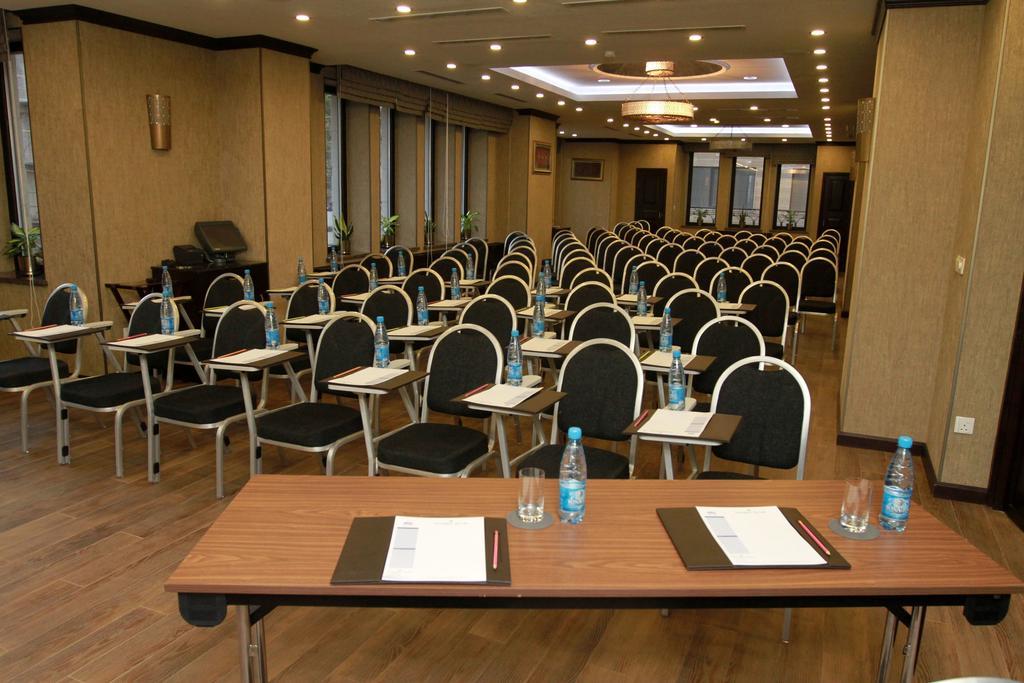 Готель Ramada By Wyndham Bishkek Centre Екстер'єр фото