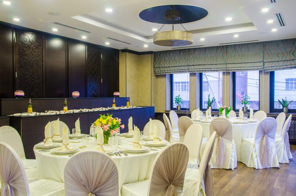 Готель Ramada By Wyndham Bishkek Centre Екстер'єр фото
