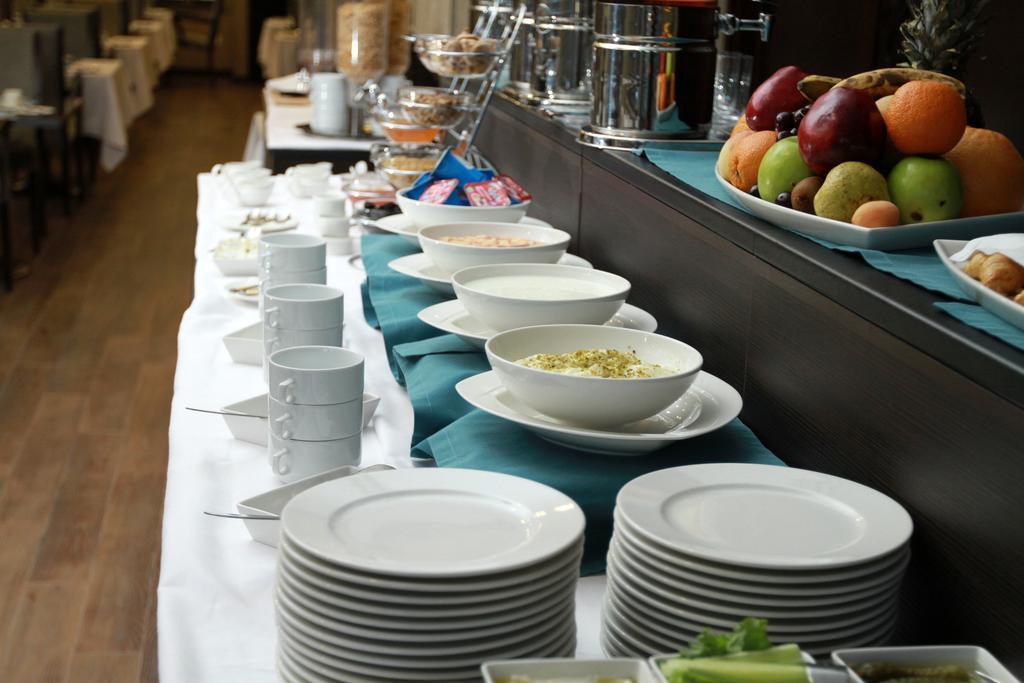 Готель Ramada By Wyndham Bishkek Centre Екстер'єр фото