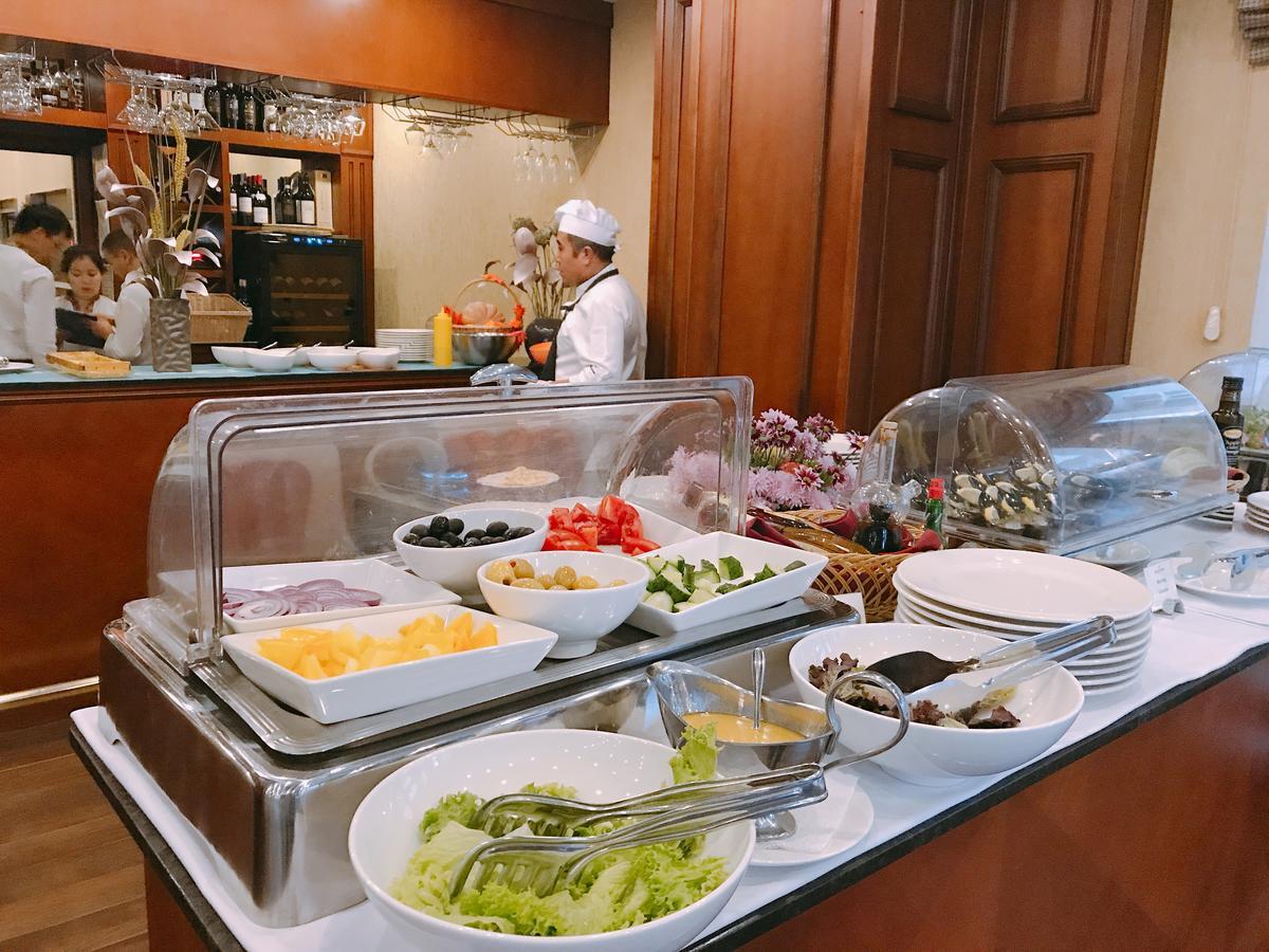 Готель Ramada By Wyndham Bishkek Centre Екстер'єр фото