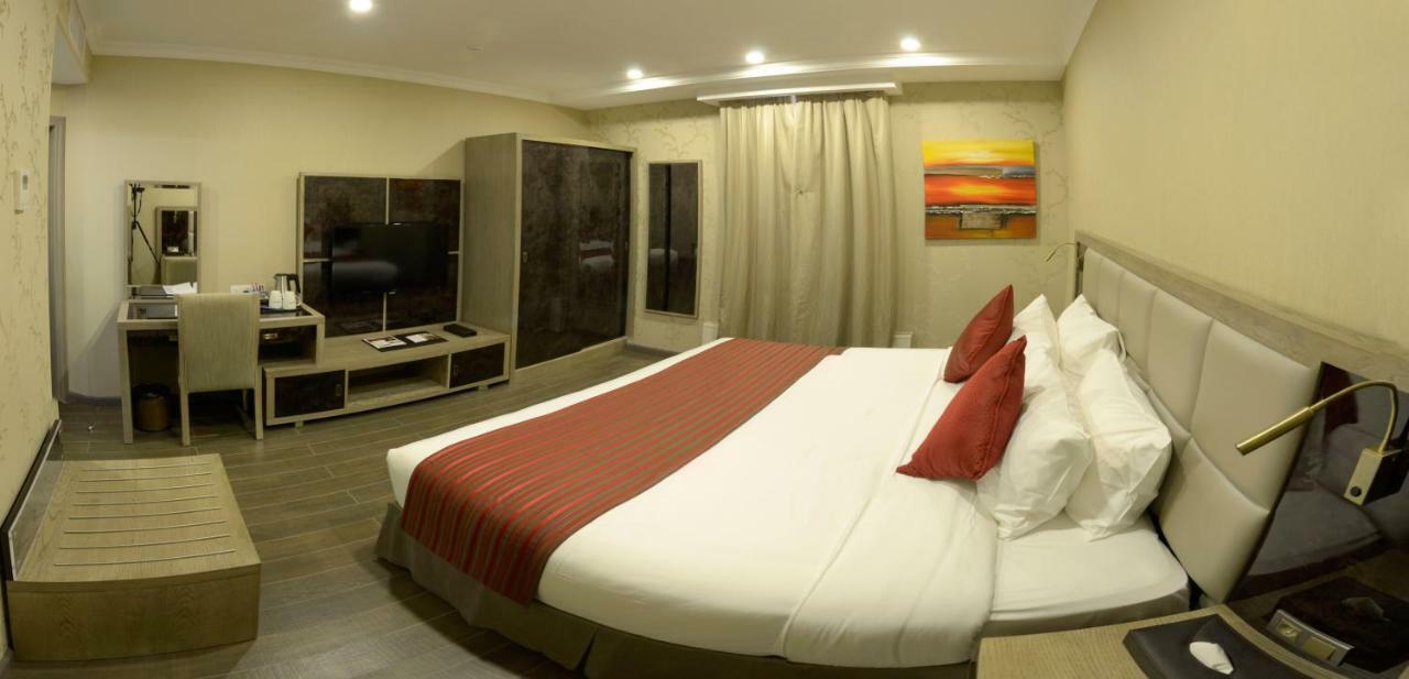 Готель Ramada By Wyndham Bishkek Centre Екстер'єр фото