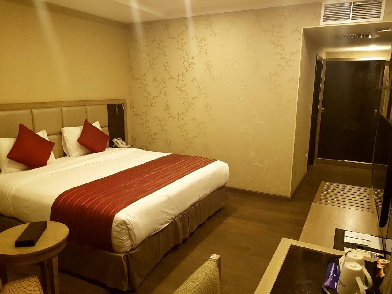 Готель Ramada By Wyndham Bishkek Centre Екстер'єр фото