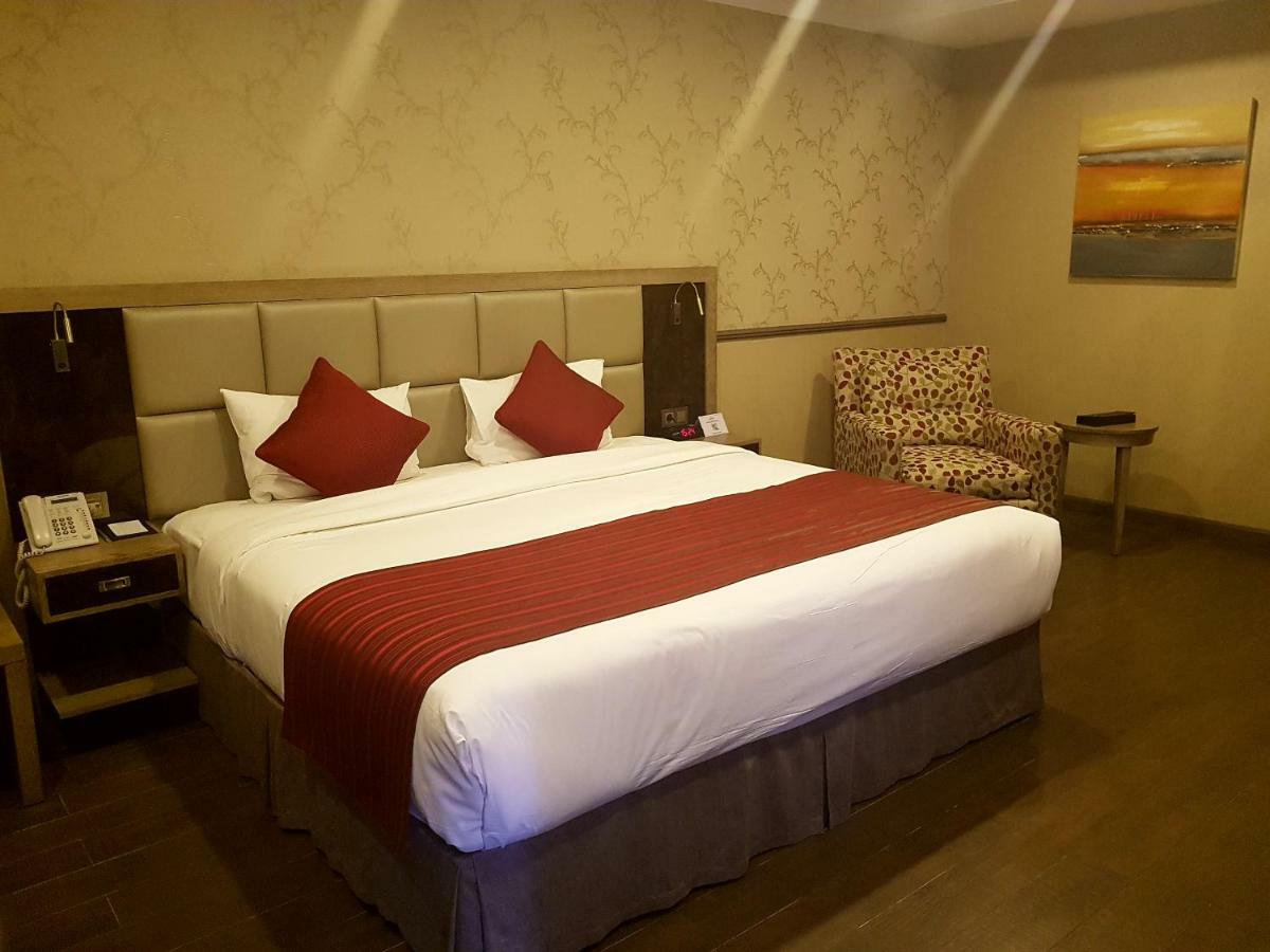 Готель Ramada By Wyndham Bishkek Centre Екстер'єр фото