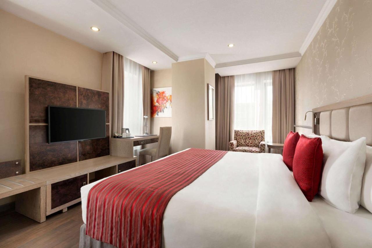 Готель Ramada By Wyndham Bishkek Centre Екстер'єр фото